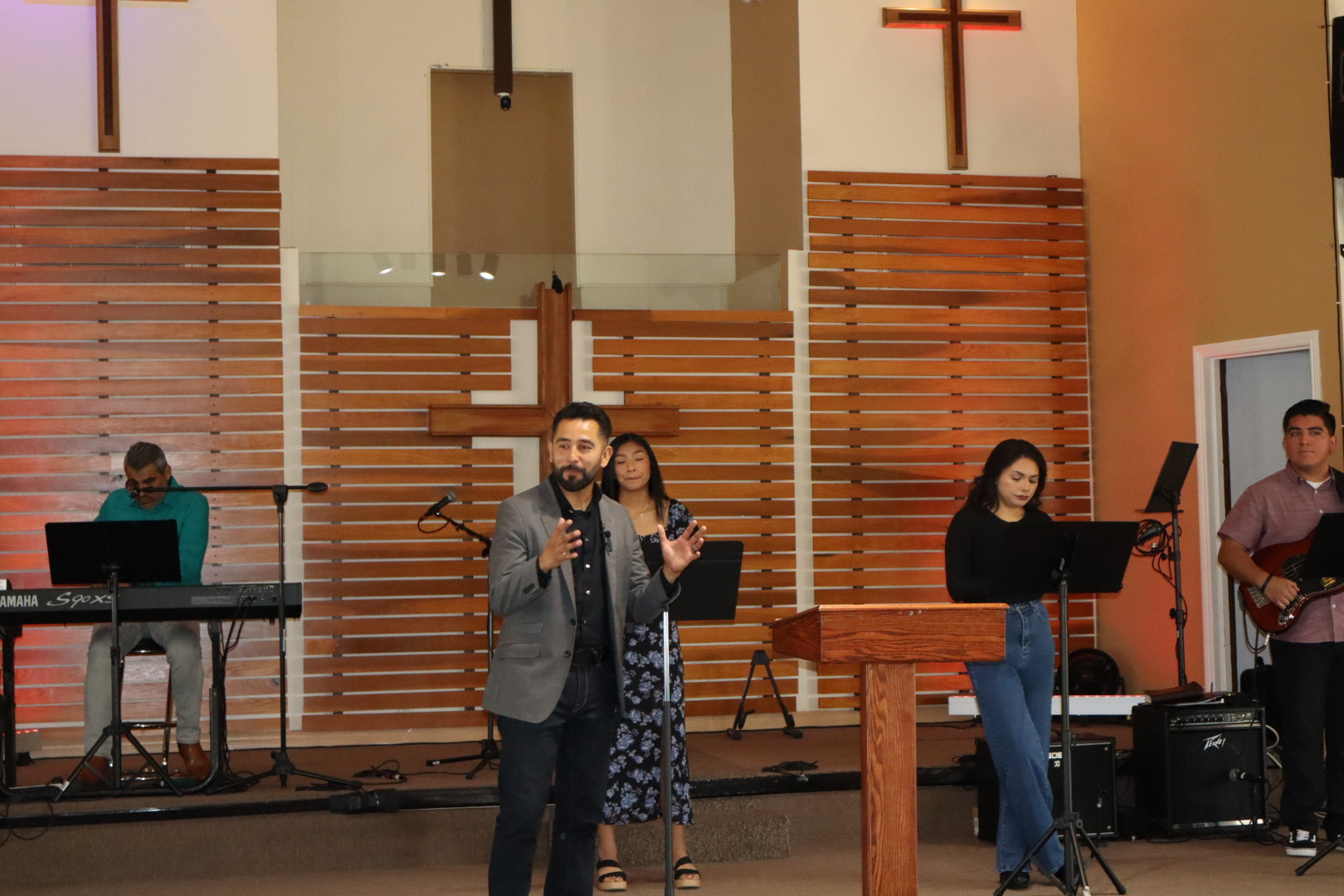 Pastor Socrates y la iglesia